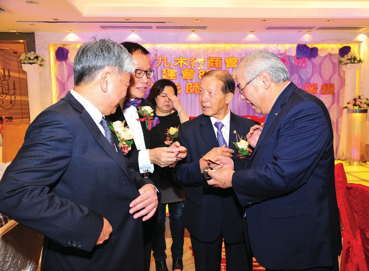 吳錦雲 理事長、陸嘉培 監事長 及 韋錦潮 永遠榮譽會長於 2015 年魯班師父誕晚會